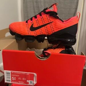 Air vapormax flyknit 3 GS
Color: flash crimson/black